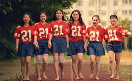 第87分钟，客队2-1反超，球员握拳庆祝。